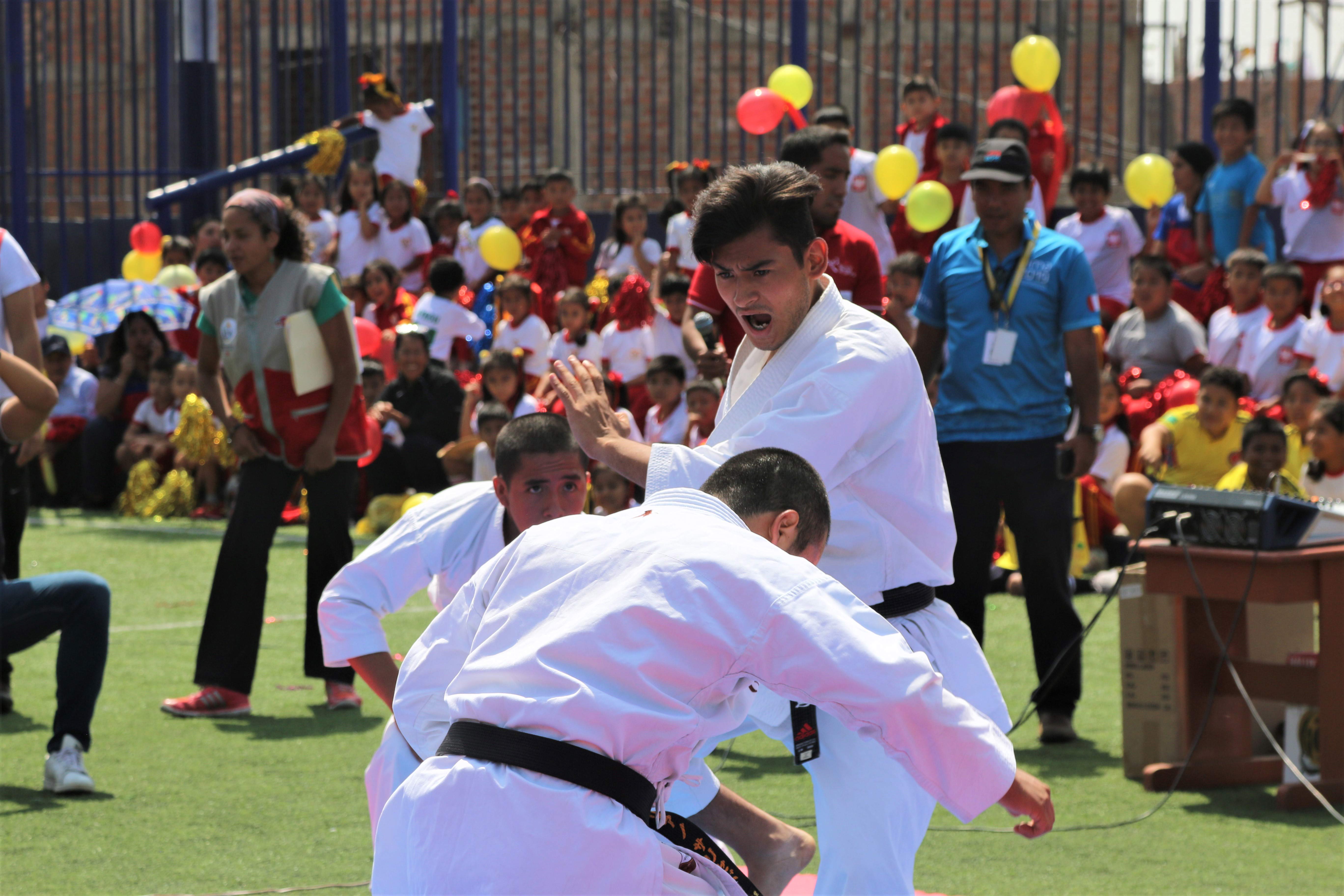 En este momento estás viendo Deportistas realizan exhibición de Karate en colegio de Chorrillos