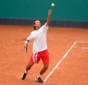 Lee más sobre el artículo Alejandro Aramburu destacó en el inicio del Torneo de Seniors de Tenis