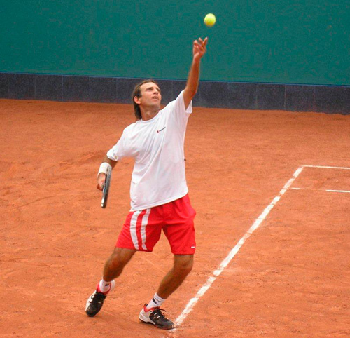 En este momento estás viendo Alejandro Aramburu destacó en el inicio del Torneo de Seniors de Tenis