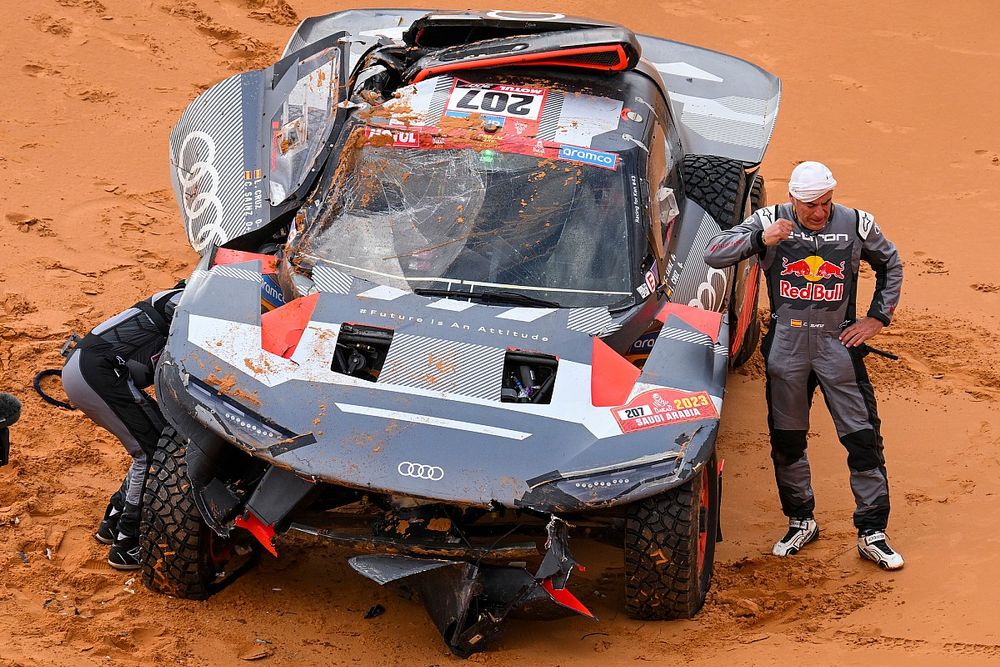 Lee más sobre el artículo Sainz abandona el Dakar al no poder reparar su coche