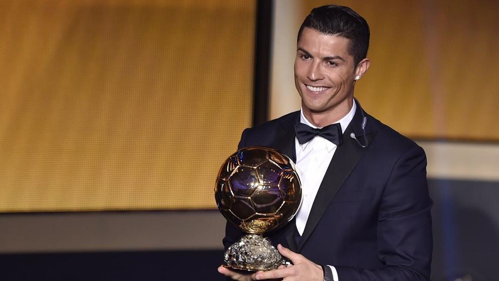 En este momento estás viendo Cristiano Ronaldo levantó el Balón de Oro 2017 en la Torre Eiffel