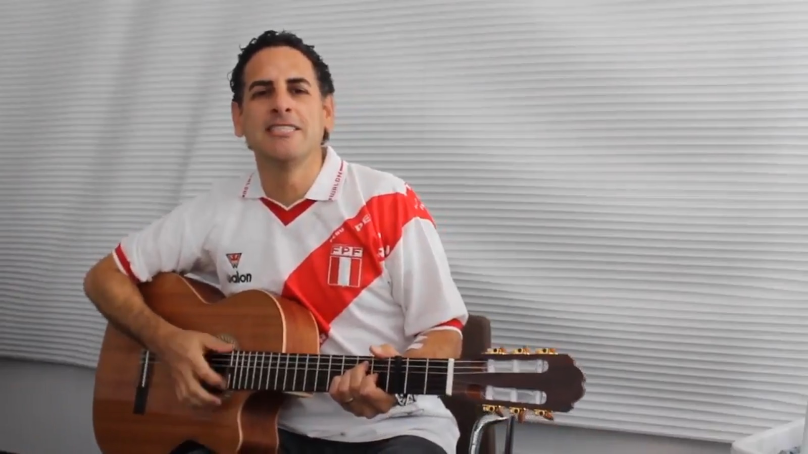 En este momento estás viendo Perú: Juan Diego Florez cantó el tema “Perú Campeón”
